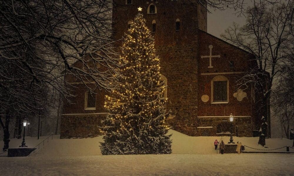 vanoce strom kostel snih zima