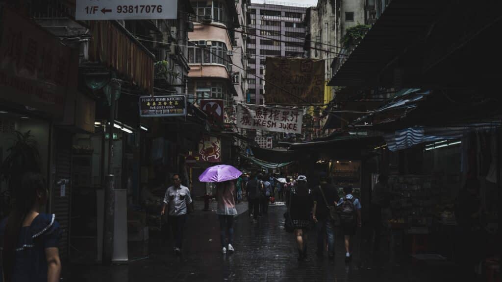 Kaulungské opevněné město, nazýváno také jako Kowloon Walled City, bylo hustě obydlené území v Hongkongu. Tato oblast byla známá hlavně svou extrémní hustotou zalidnění, chaotický propletením budov a celkově svým velmi specifickým sociálním uspořádáním. Dnes už je město srovnáno se zemí, bylo k tomu hned několik důvodů.