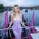 Miss World Krystyna Pyszkova s pozadím Karlova mostu