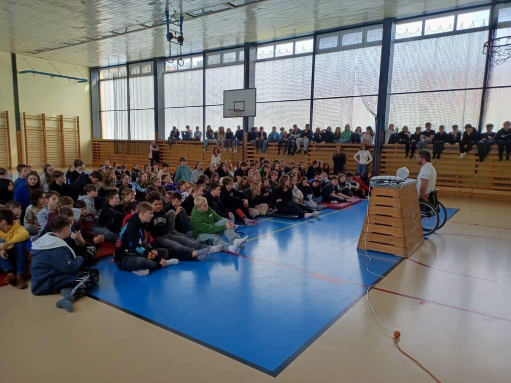 plná tělocvična na škole během prevence proti trvalým následkům
