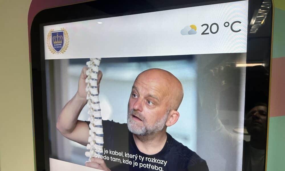 Hynek Čermák na interaktivní tabuli držící páteř.