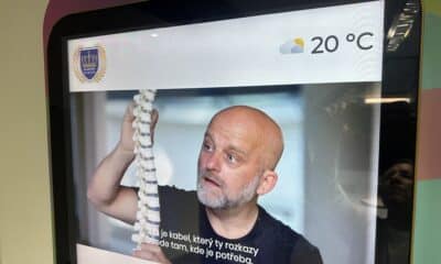 Hynek Čermák na interaktivní tabuli držící páteř.
