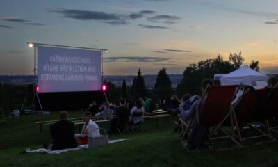 Letní kino v botanické zahradě s návštvníky