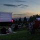 Letní kino v botanické zahradě s návštvníky