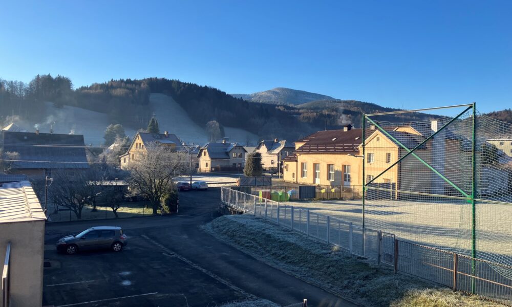 Adventní mrazivé ráno s pozadím Šeráku
