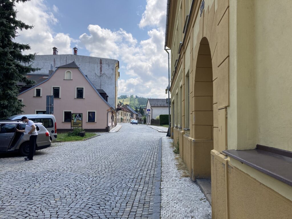 V dálce kostel na Hoře Matky Boží