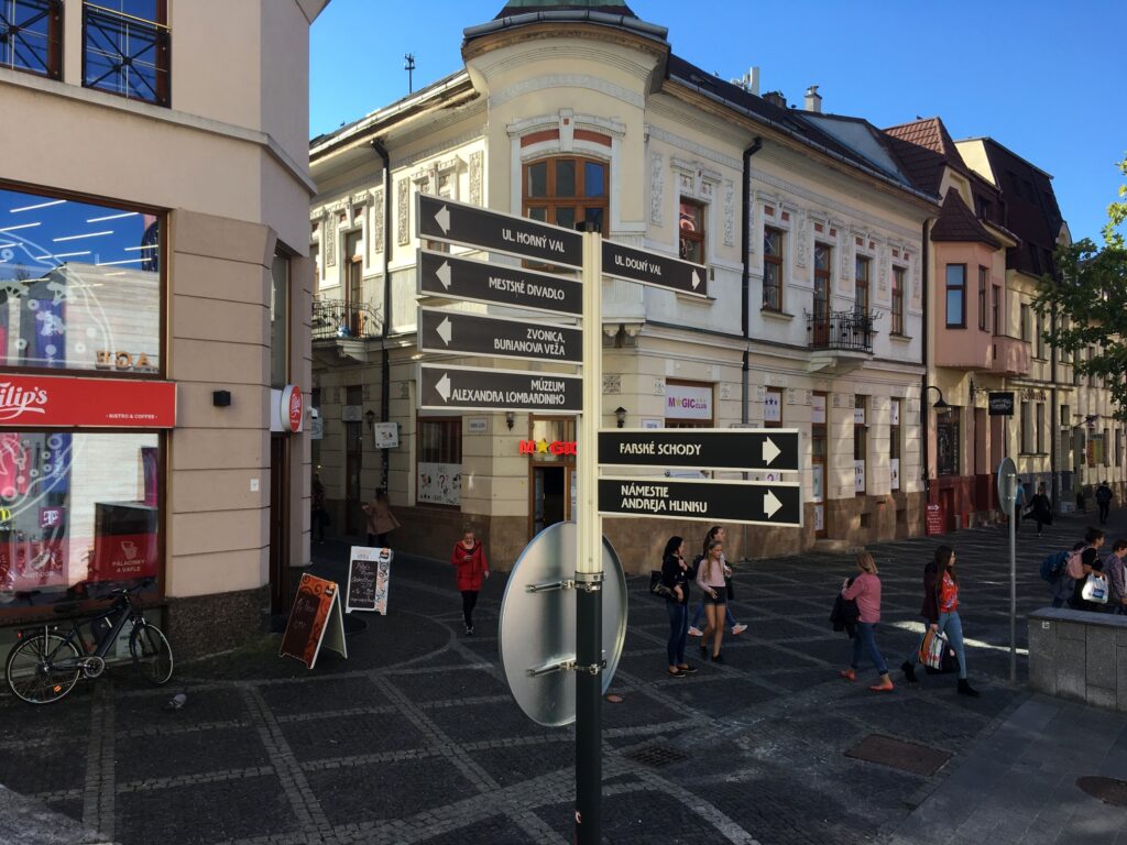 Rozcestníky v centru k top turistickým cílům Žiliny