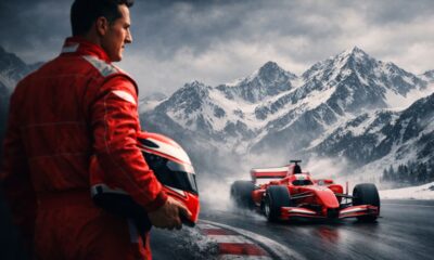 Michael Schumacher s helmou v ruce hledí na Formuli 1, v pozadí jsou zasněžené hory