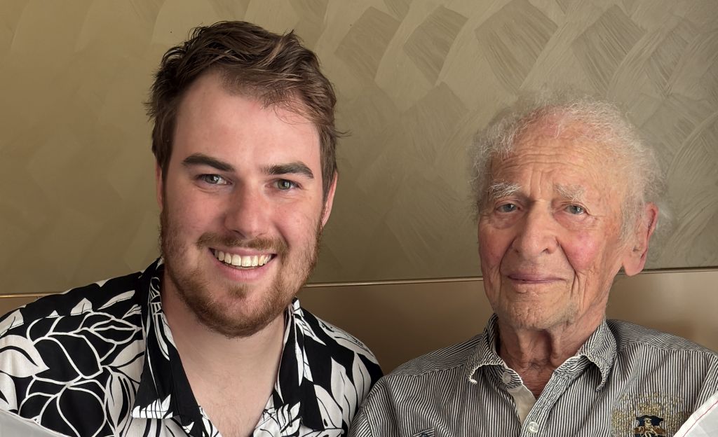 portrétová fotografie dvou mužů, vlevo mladý zhruba třicátník, vlevo starý pán