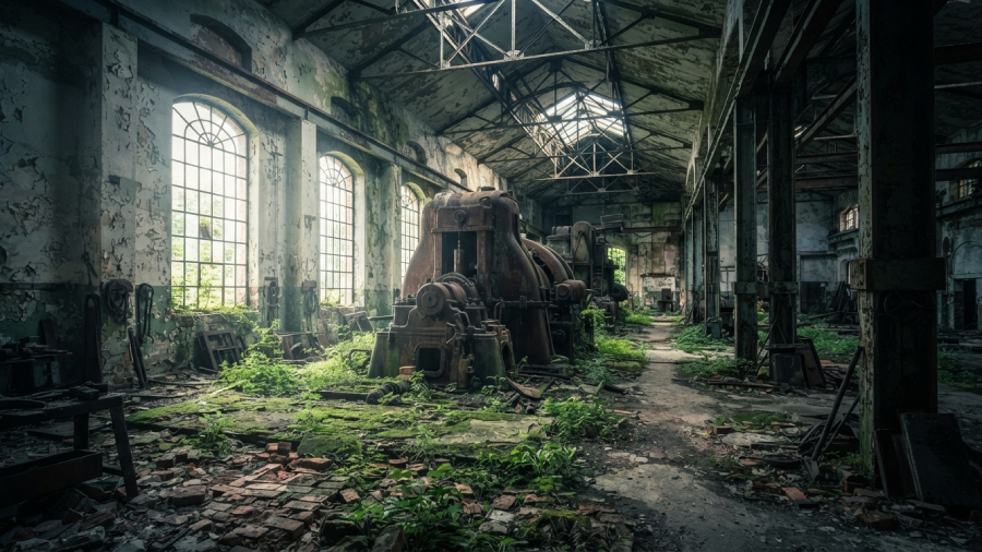 Opuštěná místa v ČR zastupuje chátrající industriální hala staré továrny s rezavými stroji pohlcenými divokou zelení.